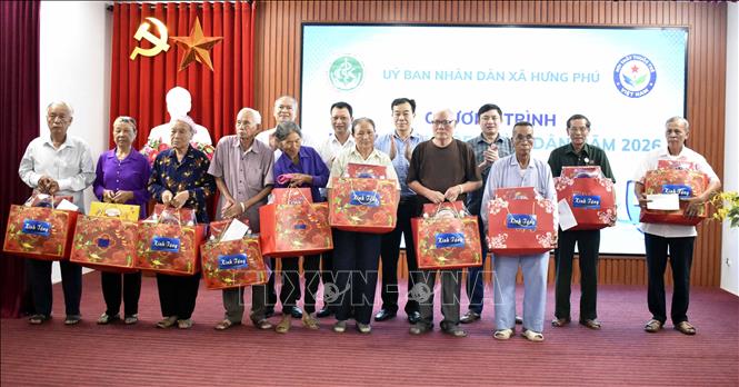 Các đồng chí lãnh đạo Sở Y tế, lãnh đạo xã Hưng Phú trao quà tặng những người dân tiêu biểu tại chương trình khám sức khỏe toàn dân ở xã Hưng Phú. Ảnh: Nguyễn Công Hải - TTXVN
