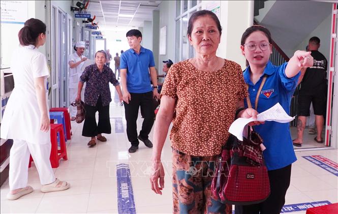 Lực lượng đoàn thanh niên địa phương hỗ trợ người dân khám sức khỏe tại Bệnh viện Đa khoa phường Trần Lãm. Ảnh: Nguyễn Công Hải - TTXVN

