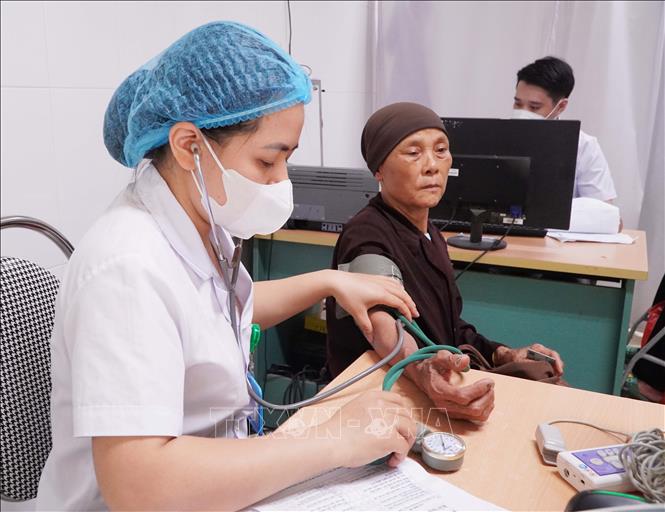 Khám nội tổng quát cho người dân tại Bệnh viện Đa khoa phường Trần Lãm. Ảnh: Nguyễn Công Hải - TTXVN
