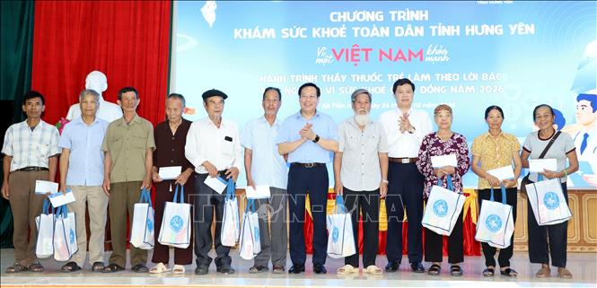 Các đồng chí lãnh đạo Bộ Y tế, lãnh đạo tỉnh Hưng Yên trao quà tặng các gia đình chính sách tiêu biểu tại chương trình khám sức khỏe toàn dân tỉnh Hưng Yên ở xã Tiên Hoa. Ảnh: Nguyễn Công Hải - TTXVN

