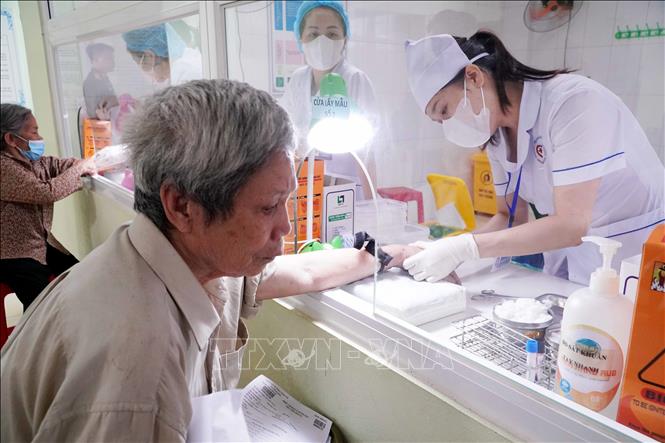 Lấy máu xét nghiệm cho người dân tại Bệnh viện Đa khoa phường Trần Lãm. Ảnh: Nguyễn Công Hải - TTXVN