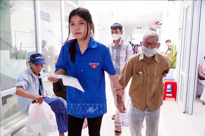 Lực lượng đoàn thanh niên địa phương hỗ trợ người dân khám sức khỏe tại Bệnh viện Đa khoa phường Trần Lãm. Ảnh: Nguyễn Công Hải - TTXVN

