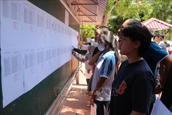 Thí sinh xem danh sách phòng thi tại điểm thi THPT Lê Quý Đôn (phường Trần Hưng Đạo, tỉnh Hưng Yên). Ảnh: Thu Hoài - TTXVN