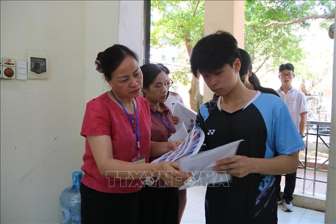 Giám thị kiểm tra thông tin thí sinh tại điểm thi THPT Lê Quý Đôn (phường Trần Hưng Đạo, tỉnh Hưng Yên). Ảnh: Thu Hoài - TTXVN