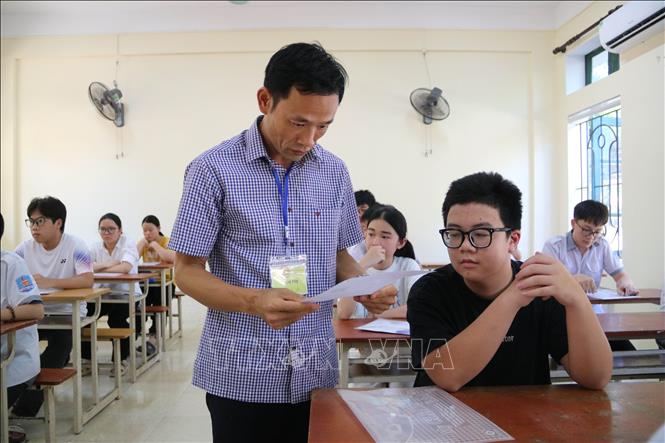 Kiểm tra thông tin thí sinh tại điểm thi THPT Lê Quý Đôn (phường Trần Hưng Đạo, tỉnh Hưng Yên). Ảnh: Thu Hoài - TTXVN