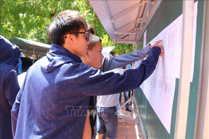 Thí sinh xem danh sách phòng thi tại điểm thi THPT Lê Quý Đôn (phường Trần Hưng Đạo, tỉnh Hưng Yên). Ảnh: Thu Hoài - TTXVN