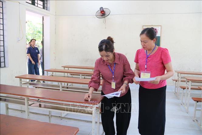 Giám thị đánh số báo danh thí sinh tại điểm thi THPT Lê Quý Đôn (phường Trần Hưng Đạo, tỉnh Hưng Yên). Ảnh: Thu Hoài - TTXVN