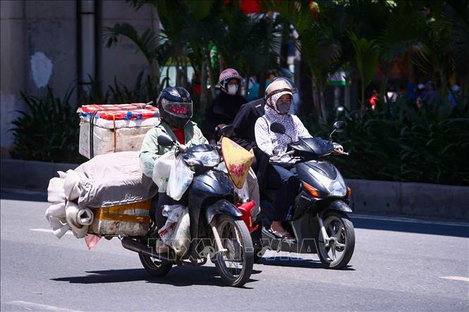 Cái nóng hầm hập, ngột ngạt bao trùm khắp các ngõ ngách. Nhiều người dân chia sẻ họ cảm thấy bị 