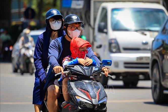 Cái nóng hầm hập, ngột ngạt bao trùm khắp các đường phố, ngõ ngách ở Thủ đô Hà Nội. Ảnh: Hoài Nam-TTXVN