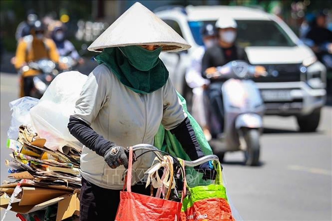 Người dân mưu sinh dưới cái nóng hầm hập, ngột ngạt bao trùm. Ảnh: Hoài Nam-TTXVN