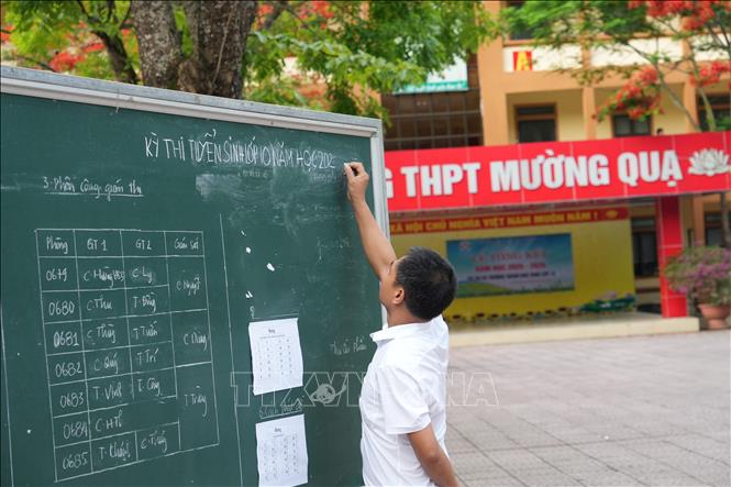 Mùa thi năm nay, Trường THPT Mường Quạ, xã Môn Sơn có 201 thí sinh đăng ký dự thi. Đây là địa bàn xã biên giới đa phần là học sinh dân tộc thiểu số người Đan Lai và Thái. Ảnh: Bích Huệ - TTXVN