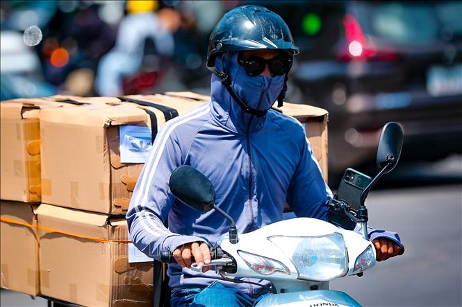 Người dân mưu sinh dưới cái nóng hầm hập, ngột ngạt bao trùm. Ảnh: Hoài Nam-TTXVN