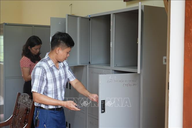 Ban Giám hiệu Trường THPT Kim Liên kiểm tra lại tủ đựng đề thi đảm bảo an toàn cho Kỳ thi tuyển sinh vào lớp 10. Ảnh: Bích Huệ - TTXVN
