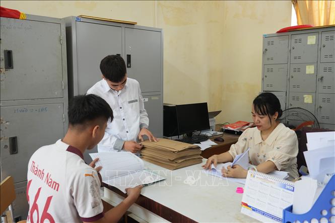 Công tác chuẩn bị giấy thi, phòng thi, hệ thống điện, quạt mát, nước uống và các điều kiện phục vụ kỳ thi cũng đã được nhà trường rà soát, chuẩn bị đầy đủ nhằm bảo đảm kỳ thi diễn ra an toàn, nghiêm túc và thuận lợi cho thí sinh. Ảnh: Bích Huệ - TTXVN
