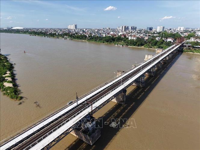 Mặt cầu Long Biên đã được đổ bê tông cường độ cao, gia cố kết cấu, sẵn sàng thông xe. Ảnh: Hoàng Hiếu - TTXVN