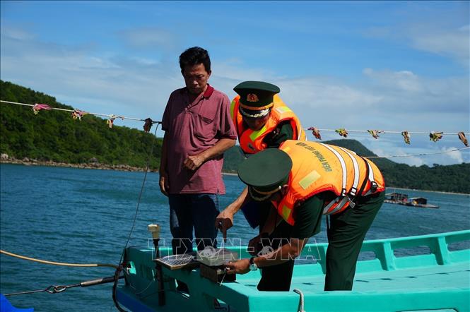 Cán bộ chiến sĩ Trạm kiểm soát Biên phòng Rạch Đầm, Đồn Biên phòng cửa khẩu An Thới (Ban Chỉ huy Bộ đội Biên phòng An Giang) kiểm tra thiết bị VMS tàu cá ngư dân. Ảnh: Lê Huy Hải - TTXVN 