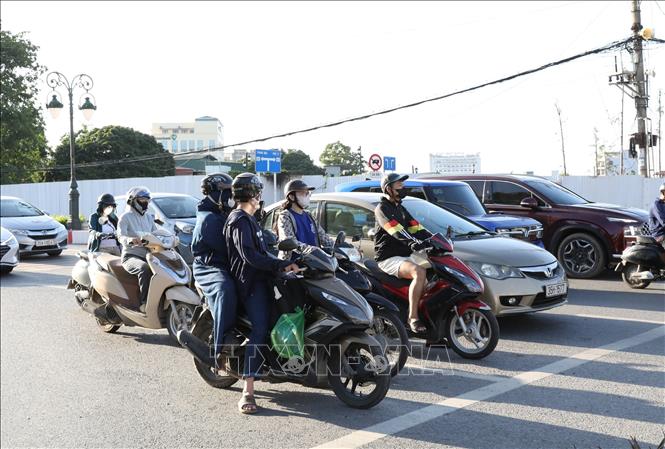 Người dân tham gia giao thông trên địa bàn phường Hoa Lư ngày nắng nóng. Ảnh: Đức Phương - TTXVN