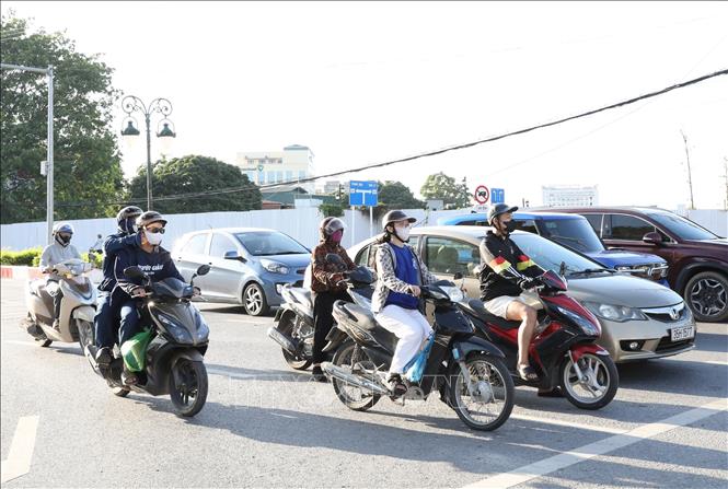 Người dân tham gia giao thông trên địa bàn phường Hoa Lư ngày nắng nóng. Ảnh: Đức Phương - TTXVN