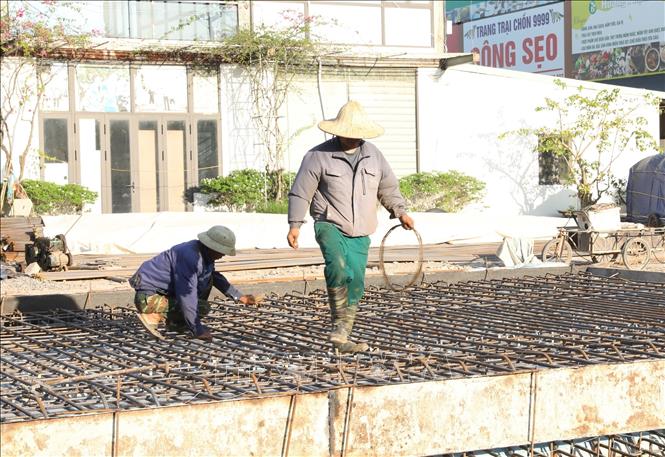 Người lao động tại một công trình trên địa bàn phường Hoa Lư, tỉnh Ninh Bình lao động dưới thời tiết nắng nóng. Ảnh: Đức Phương - TTXVN