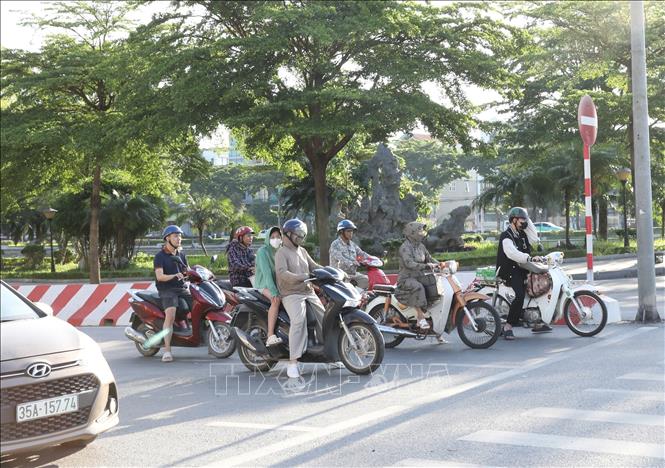 Người dân tham gia giao thông trên địa bàn phường Hoa Lư ngày nắng nóng. Ảnh: Đức Phương - TTXVN