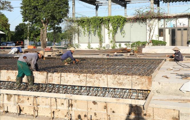 Người lao động tại một công trình trên địa bàn phường Hoa Lư, tỉnh Ninh Bình lao động dưới thời tiết nắng nóng. Ảnh: Đức Phương - TTXVN