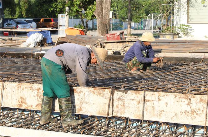Người lao động tại một công trình trên địa bàn phường Hoa Lư, tỉnh Ninh Bình lao động dưới thời tiết nắng nóng. Ảnh: Đức Phương - TTXVN