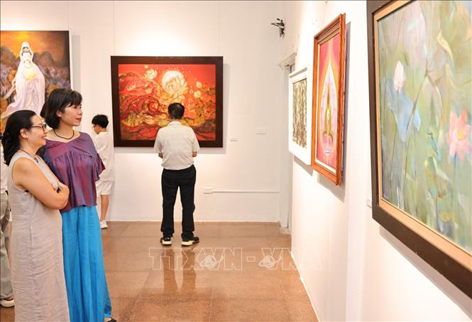 Khách tham quan Triển lãm mỹ thuật Phật giáo “Sen đầu hạ IX”. Ảnh: Minh Đức – TTXVN