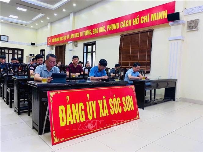 Đảng ủy xã Sóc Sơn tham gia trực tuyến lớp bồi dưỡng nâng cao năng lực, xử lý tình huống thực tiễn đối với đội ngũ cán bộ, công chức cấp cơ sở năm 2026. Ảnh: Quốc Lũy - TTXVN