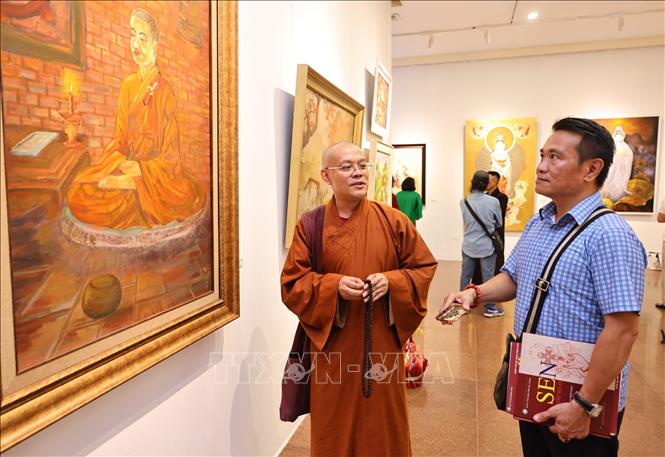 Khách tham quan Triển lãm mỹ thuật Phật giáo “Sen đầu hạ IX”. Ảnh: Minh Đức – TTXVN