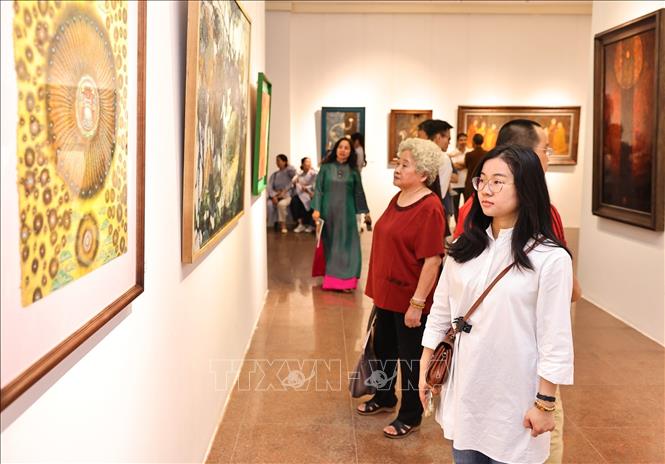 Khách tham quan Triển lãm mỹ thuật Phật giáo “Sen đầu hạ IX”. Ảnh: Minh Đức – TTXVN