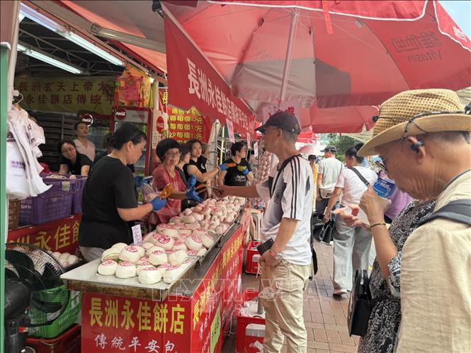 Người dân Hong Kong xếp hàng mua bánh bao. Ảnh: Lê Anh - PV TTXVN tại Hong Kong (Trung Quốc)