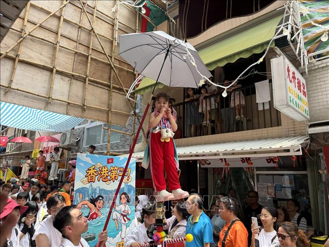 Lễ diễu hành thiếu nhi Phiêu Sắc (Piu Sik) – nơi các em nhỏ hóa trang thành các vị thần và được rước qua các con phố trên những khung thép siêu nhỏ. Ảnh: Lê Anh - PV TTXVN tại Hong Kong (Trung Quốc)