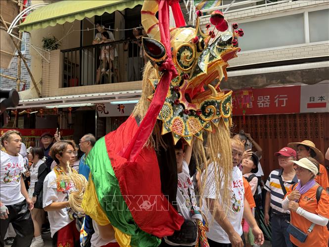 Các màn múa sư tử truyền thống liên tục được trình diễn, góp phần tạo nên bầu không khí lễ hội tưng bừng. Ảnh: Lê Anh - PV TTXVN tại Hong Kong (Trung Quốc)