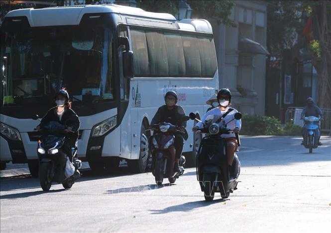 Đã 17h25', nhưng nền nhiệt tại Hà Nội vẫn duy trì ở mức cao kết hợp với ánh nắng gay gắt phản chiếu khiến nhiều người dân di chuyển trên đường Hai Bà Trưng gặp nhiều khó khăn. Ảnh: Hoàng Hiếu - TTXVN