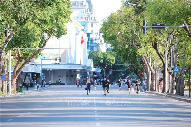 Dù đã 17h30' ngày Chủ Nhật, nhưng phố đi bộ khu vực Hồ Hoàn Kiếm vẫn vắng bóng người. Ảnh: Hoàng Hiếu - TTXVN