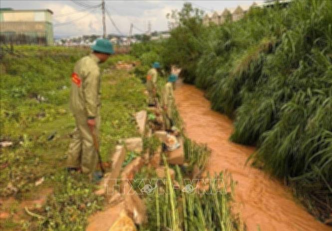 Lực lượng chức năng phường Langbiang – Đà Lạt tích cực tìm kiếm bé gái lớp 6 (chưa rõ danh tính) bị nước lũ cuốn trôi trong chiều 24/5. Ảnh: TTXVN phát
