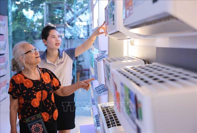 Điều hoà nhiệt độ được người dân tìm mua nhiều trong đợt nắng nóng cao điểm. Ảnh: Hoàng Hiếu - TTXVN