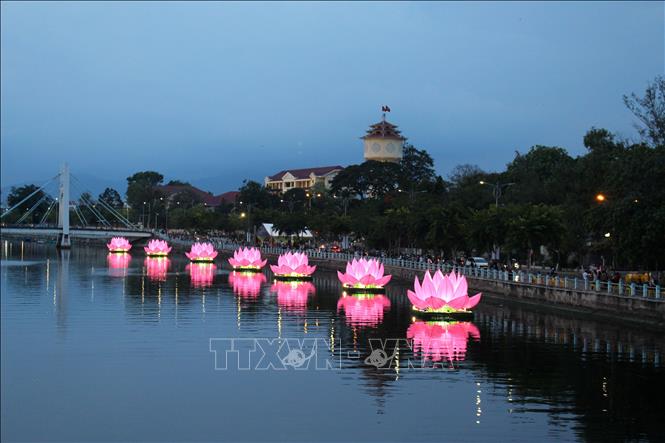 Những đóa hoa sen được thắp sáng đẹp mắt, lung linh trên dòng Cà Ty thơ mộng. Ảnh: Hồng Hiếu - TTXVN