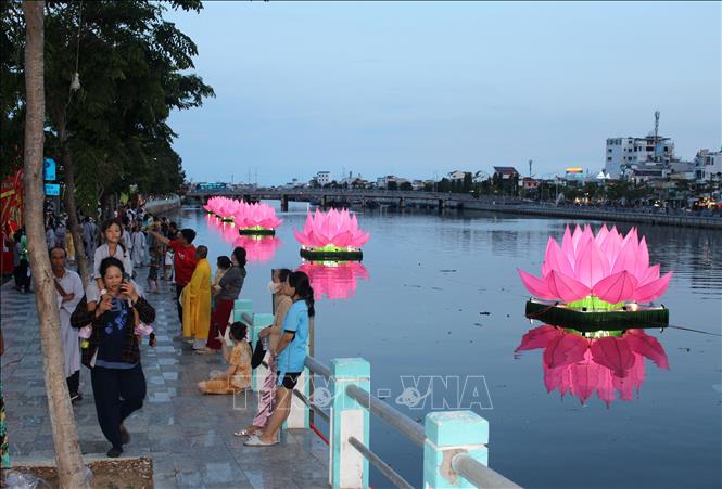 Những đóa hoa sen này sẽ được thắp sáng mỗi tối trong tuần lễ Phật đản để người dân và du khách vui chơi, chiêm ngưỡng. Ảnh: Hồng Hiếu - TTXVN