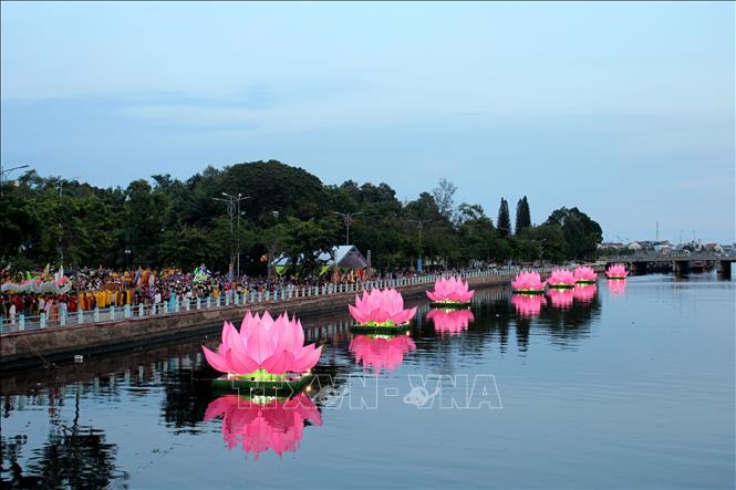 Lễ thắp sáng 7 đóa hoa sen trên dòng sông Cà Ty là hoạt động quan trọng trong tuần lễ Phật đản năm 2026. Ảnh: Hồng Hiếu - TTXVN