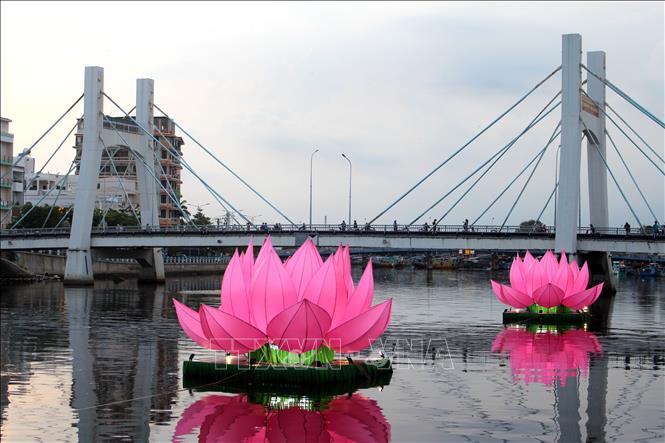 Mỗi đóa hoa sen tượng trưng cho mỗi bước chân đầu tiên của Đức Phật Thích Ca Mâu Ni theo điển tích “7 đóa sen hồng nâng gót tịnh”. Ảnh: Hồng Hiếu - TTXVN