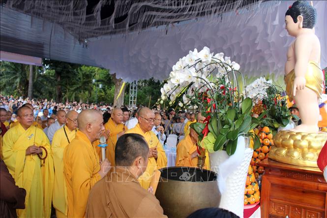 Nghi thức cúng Phật thắp sáng 7 đóa hoa sen. Ảnh: Hồng Hiếu - TTXVN
