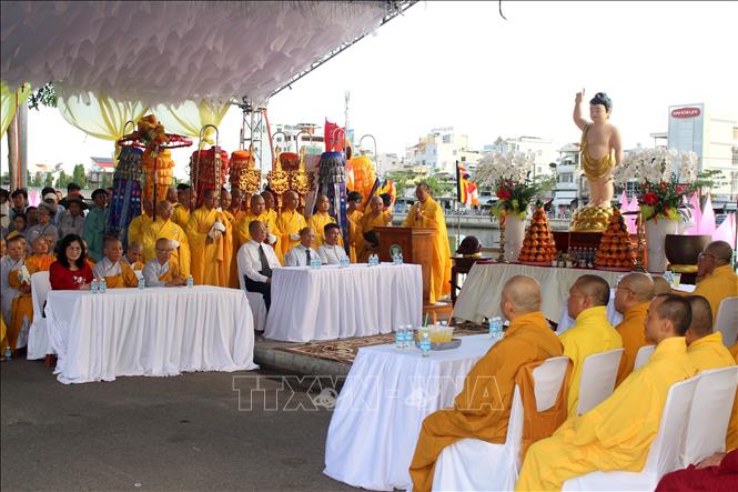 Các đại biểu tham dự nghi lễ thắp sáng 7 đóa hoa sen trên dòng sông Cà Ty mừng Phật đản. Ảnh: Hồng Hiếu - TTXVN