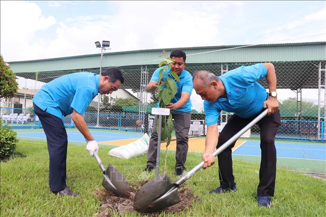 Phó Chủ tịch LĐLĐ TP. Hồ Chí Minh Lê Văn Hòa cùng Công đoàn Công ty trách nhiệm hữu hạn Pouyuen Việt Nam trồng cây xanh tại Ngày hội “An toàn giao thông” và Chương trình “Cảm ơn người lao động”. Ảnh: Thanh Vũ - TTXVN