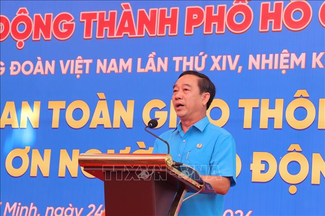 Ông Lê Văn Hòa, Phó Chủ tịch Liên đoàn Lao động Thành phố Hồ Chí Minh phát biểu khai mạc ngày hội. Ảnh: Thanh Vũ - TTXVN
