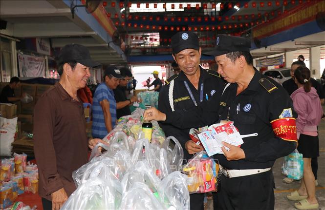Đông đảo người lao động đổi phiếu nhận quà tại Ngày hội “An toàn giao thông” và Chương trình “Cảm ơn người lao động”. Ảnh: Thanh Vũ - TTXVN