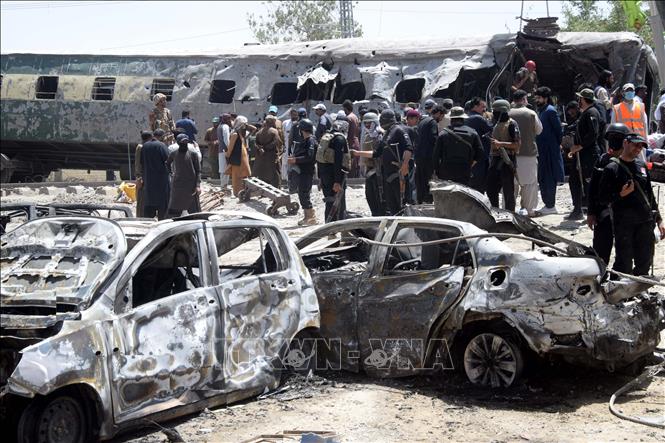 Hiện trường vụ nổ nhằm vào tàu chở lực lượng an ninh tại tỉnh Balochistan, Pakistan ngày 24/5/2026. Ảnh: THX/TTXVN
