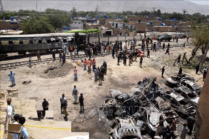 Hiện trường vụ nổ nhằm vào tàu chở lực lượng an ninh tại tỉnh Balochistan, Pakistan ngày 24/5/2026. Ảnh: THX/TTXVN