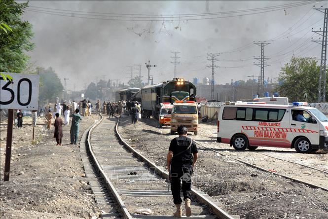 Hiện trường vụ nổ nhằm vào tàu chở lực lượng an ninh tại tỉnh Balochistan, Pakistan ngày 24/5/2026. Ảnh: THX/TTXVN