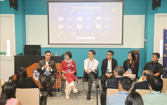 Các diễn giả chia sẻ và trao đổi về các giải pháp thúc đẩy khoa học công nghệ và đổi mới sáng tạo tại Việt Nam. Ảnh: Ngọc Khương - Pv TTXVN tại Singapore